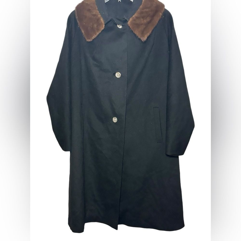 Vintage women’s fur collar coat. Chest is 42 inches. Good pre-loved condition